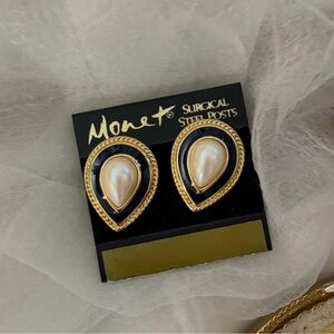 New Monet Vintage Pearl Black Gold Post Earrings